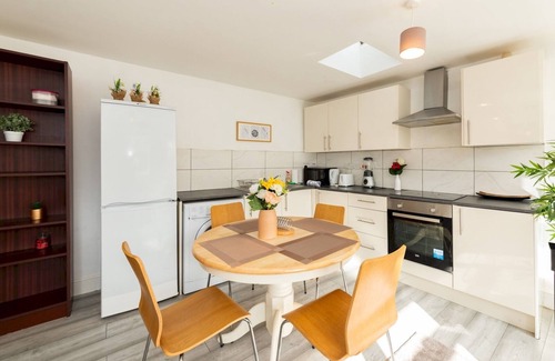 Reading Apartment | Pass the Keys | Delightful Family Home Sleeps 7 and Private Garden