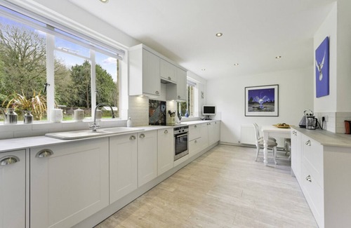 Esher House | Pass the Keys | Designer Cottage | w/Parking | Beautiful Esher