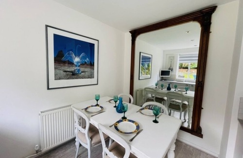 Esher House | Pass the Keys | Designer Cottage | w/Parking | Beautiful Esher