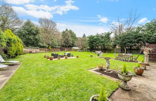 Esher House | Pass the Keys | Designer Cottage | w/Parking | Beautiful Esher