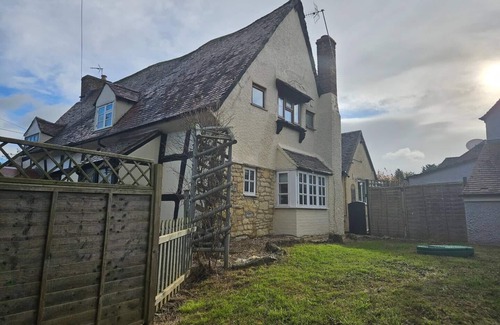 Sedgeberrow House | Pass the Keys | Enchanting Country Cottage in Sedgeberrow