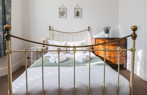 Earlsfield Apartment | Pass the Keys | Garden Earlsfield Gem