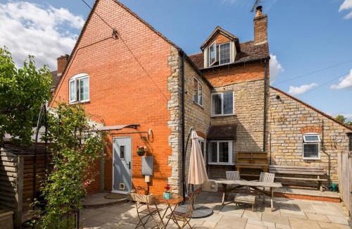 Wilmcote House | Pass the Keys Traditional 3 Bed Cottage in Historic Village