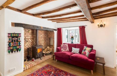 Wilmcote House | Pass the Keys Traditional 3 Bed Cottage in Historic Village