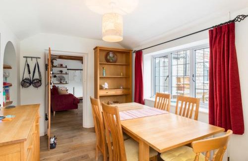 Wilmcote House | Pass the Keys Traditional 3 Bed Cottage in Historic Village