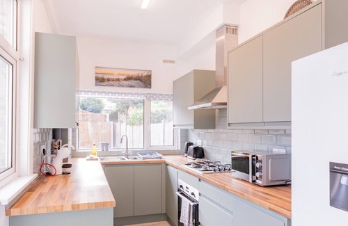 Westcliff-on-Sea Apartment | Pass the Keys | Comfortable Flat with Patio | Sleeps 4