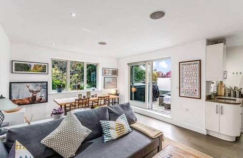 Roehampton Apartment | Pass the Keys Modern Terrace Apartment in Putney