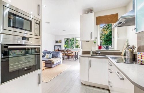 Roehampton Apartment | Pass the Keys Modern Terrace Apartment in Putney