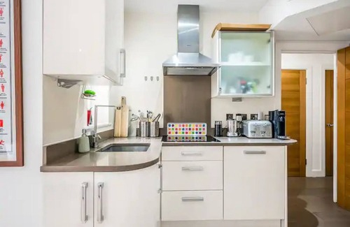 Roehampton Apartment | Pass the Keys Modern Terrace Apartment in Putney