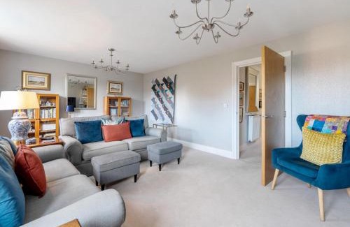 Leatherhead House | Pass the Keys Spacious Family Oasis Explore with Ease