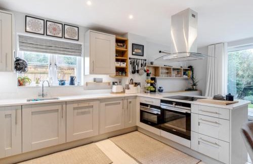 Leatherhead House | Pass the Keys Spacious Family Oasis Explore with Ease