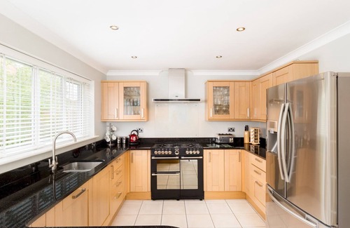 Leamington Spa House | Pass the Keys | Spacious 4Bed Warwick Family Home, with Parking