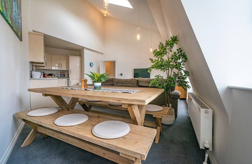 Cathedral Quarter Apartment | Pass the Keys | Stunning 2BR Penthouse Loft in Cathedral Quarter