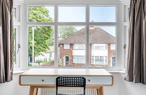 Iffley House | Pass the Keys | Stunning Modern 4 Bed with Parking and Garden