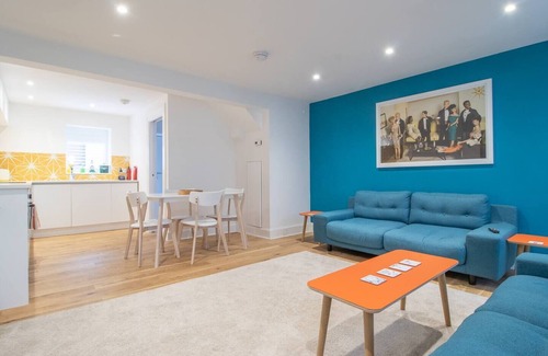 Kelvinbridge House | Pass the Keys | Stylish West End Detached Mews