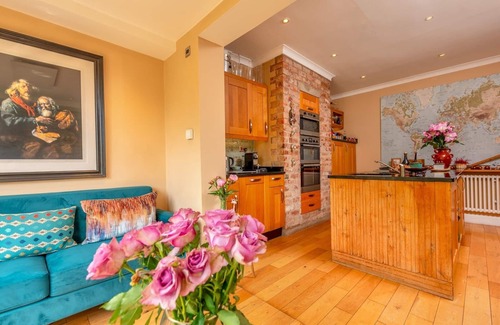 Stafford House | Pass the Keys | Stylish garden retreat nr Stafford Town/Hospital