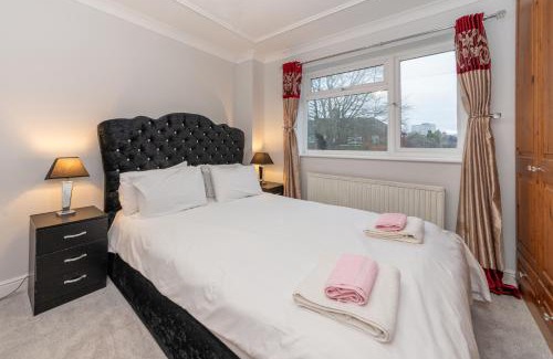 Reading House | Pass the Keys Stylish HouseSmart FeaturesJacuzziLarge Garden