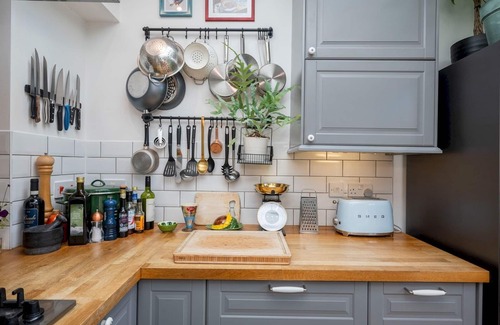 Lee House | Pass the Keys | Stylishly designed London Townhouse - Garden Oasis!