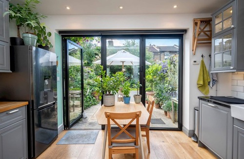 Lee House | Pass the Keys | Stylishly designed London Townhouse - Garden Oasis!