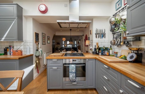Lee House | Pass the Keys | Stylishly designed London Townhouse - Garden Oasis!