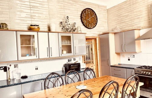 Pollokshields House | Pass the Keys | Traditional 5 Bed Bellahouston Glasgow Sleeps 10