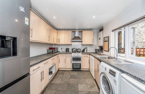 St. Leonard's House | Pass the Keys | Wonderful Six Bed Victorian Home in London