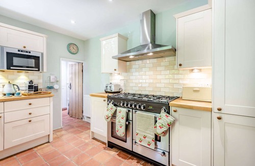 Swanage House | Passiflora Cottage Close to Swanage Beach and Town Sleeps 7