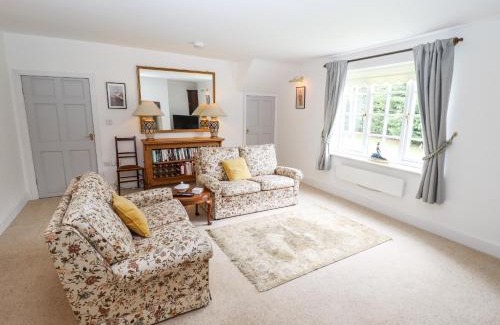 Holton Le Clay House | Pat's Cottage