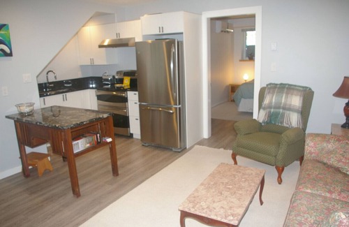 Quathiaski Cove House | Patio Suite at Kingfisher Pond Guesthouse
