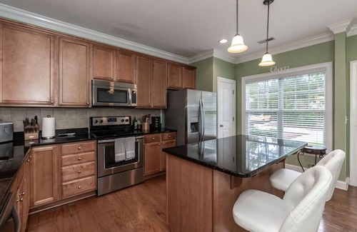 Umstead House | Paula's Place- Across from Brier Creek, 10mins from Airport, Community Pool!