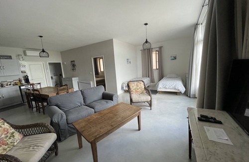 Bages Apartment | Pause by the pond