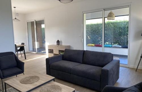 Brout-Vernet House | Pavillon rénové avec jardin arboré, proche centre-ville, véranda, parking, wifi, idéal familles - FR-1-489-417