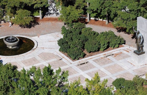 Rosslyn Apartment | Paws-friendly Unit Near The Capitol! w/Self Parking, Picnic Area