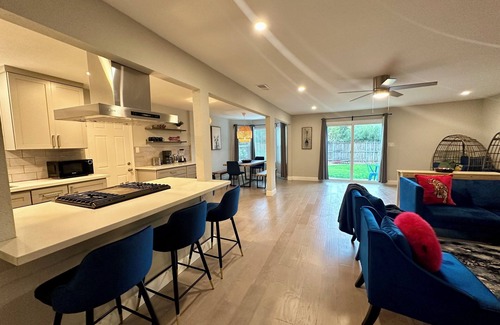 Northgate House | Paxton House 3 bedr 2 bath walk to Discovery Park & Aftershock Yard Grill Garage