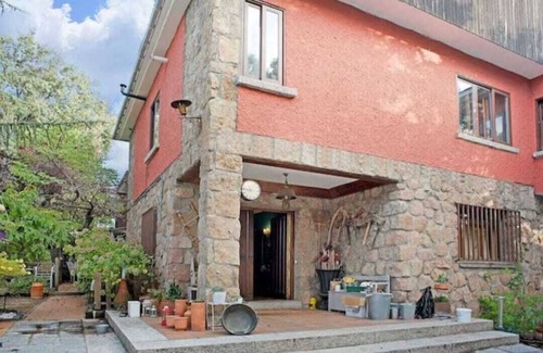 Galapagar Cottage | Peñalara-la casa de Galapagar, romantic stone lodging with fireplace.