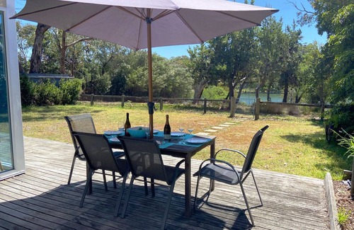 Banksia Peninsula House | Peace and quiet with private jetty in natural surrounds