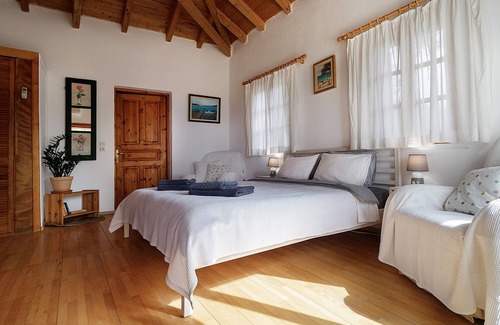 Vigklafia Villa | Peace and tranquility among the trees, with breathtaking views of the sea.