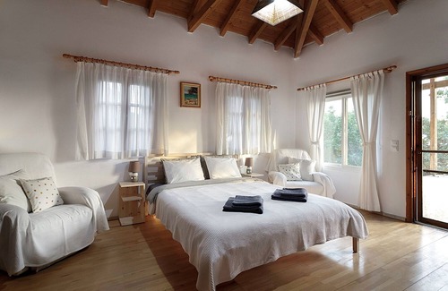 Vigklafia Villa | Peace and tranquility among the trees, with breathtaking views of the sea.