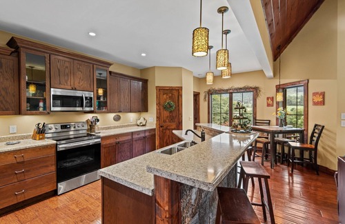 Banner Elk House | Peace Of Heaven - 10 mins to Banner Elk! Hot Tub - Firepit - Mountain Views - Big Yard