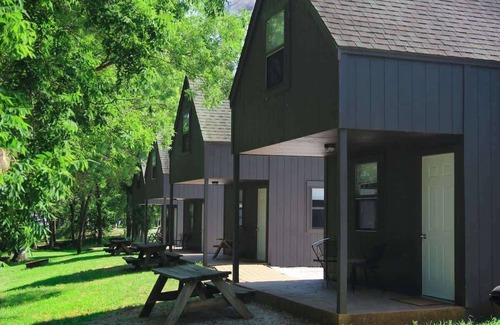 Caplinger Mills Cottage | Peace on the River: King Bed, Dogs Ok (Cabin 3)
