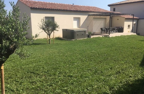 Saint-Laurent-des-Arbres House | Peaceful villa with garden, terrace, barbecue. and jacuzzi for 6 people!