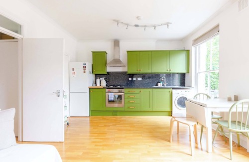 Finsbury Park Apartment | Peaceful 1BD Flat, Short Walk from Finsbury Park