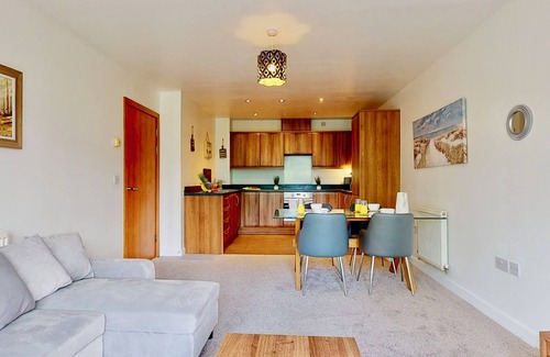 Maidstone Apartment | Peaceful 2 Bed Riverside Apartment With Parking in Central Maidstone