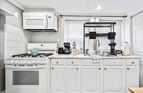 Oak Park Apartment | Peaceful 2 Bed w FirePit Free Parking 15 mins to Downtown Chicago