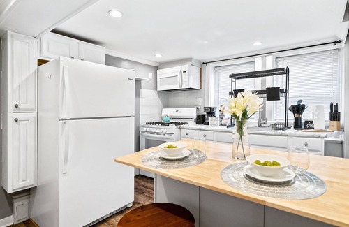 Oak Park Apartment | Peaceful 2 Bed w FirePit Free Parking 15 mins to Downtown Chicago