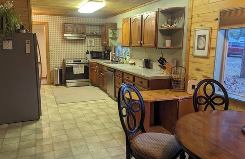 Aspen Springs House | Peaceful 2-Bedroom Retreat in the Pines – Pet-Friendly with Mountain Charm