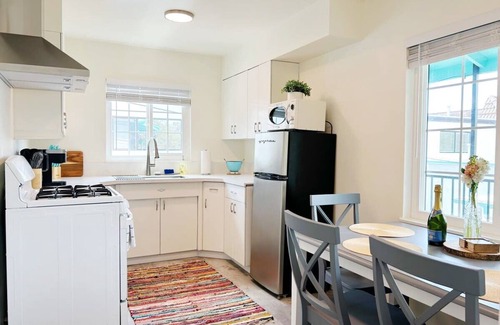 Kensington Condo | Peaceful 2 bedroom upstairs unit!