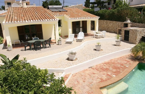 Funchal House | Peaceful 2 Bedroom w/Private Pool + A/C + located near Cafe & Restaurants, WiFi