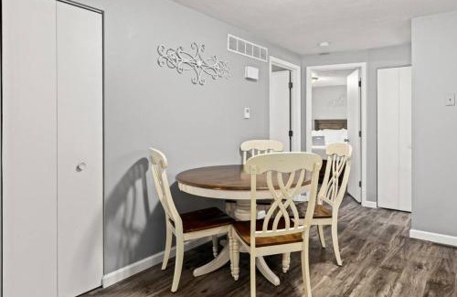 Sunnyland Apartment | Peaceful 2BD 10 mins from DT Peoria