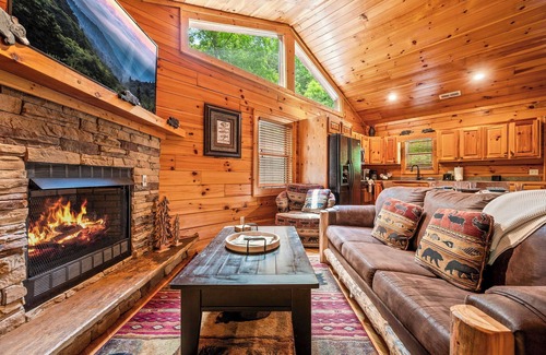 Gatlinburg - Pigeon Forge Cabin | Peaceful 2BD Cabin w/FirePit! Game Room + HOT TUB